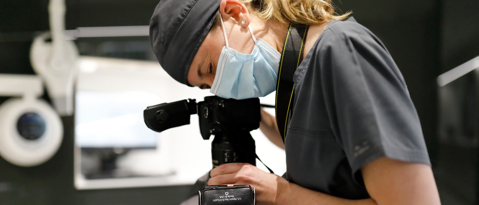 Odontòloga treballant amb el microscopi dental