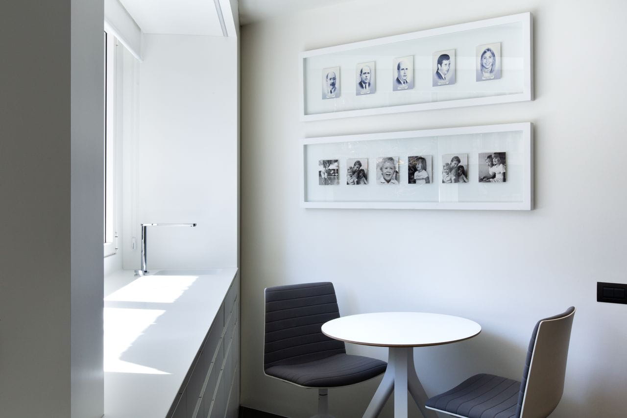 Sala amb les fotografies familiars de la Clínica Cirach